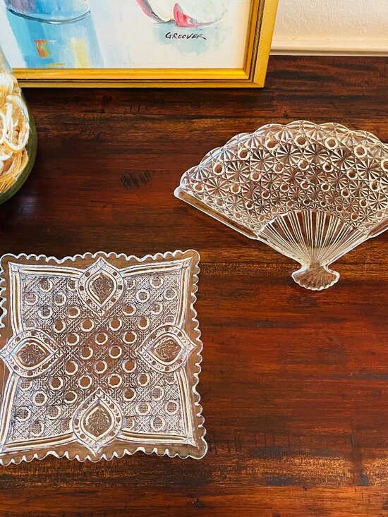 Vintage Glass Candy Trinket Dish Fan Shaped Classic Cottagecore Table Decor 50s - Picture 1 of 8
